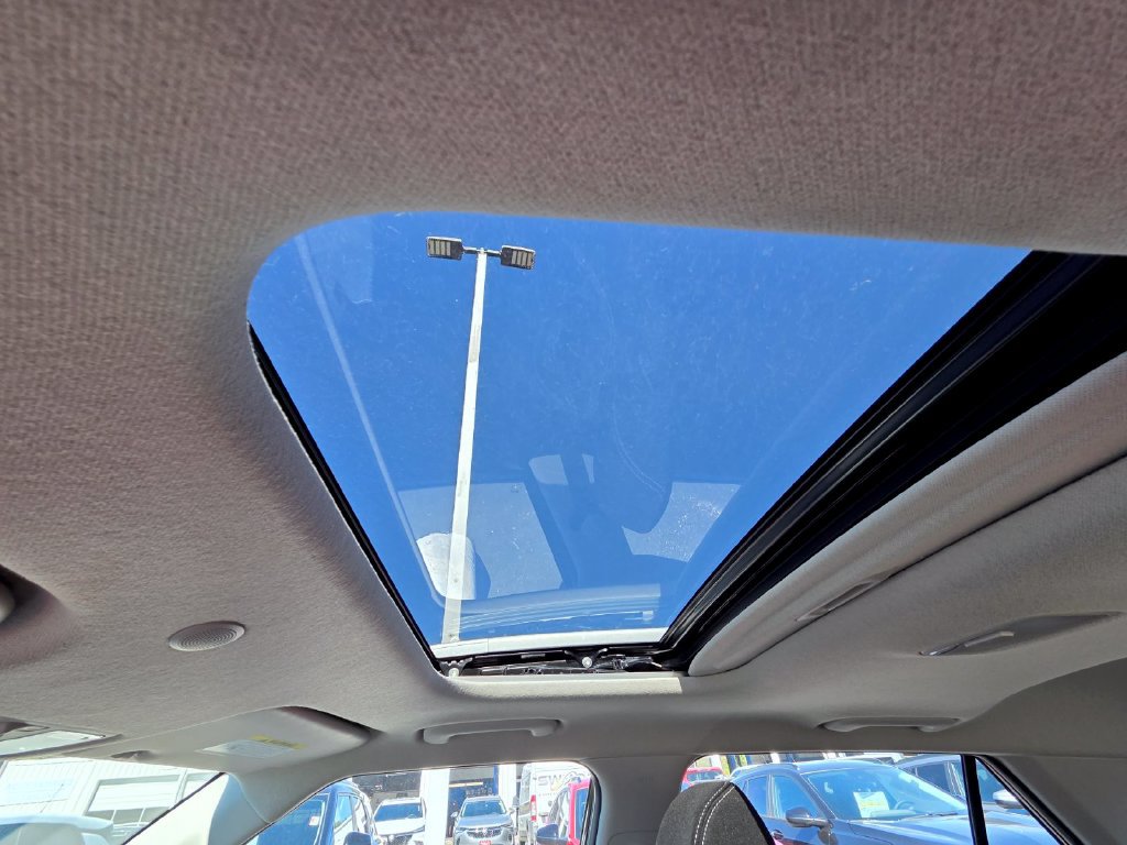 Used 2023 Hyundai Venue SEL FWD image 25