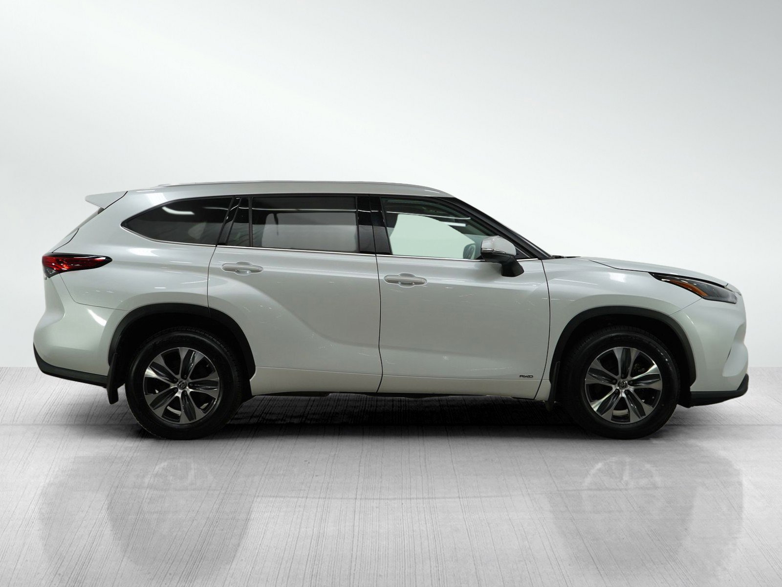 Used 2022 Toyota Highlander XLE image 6