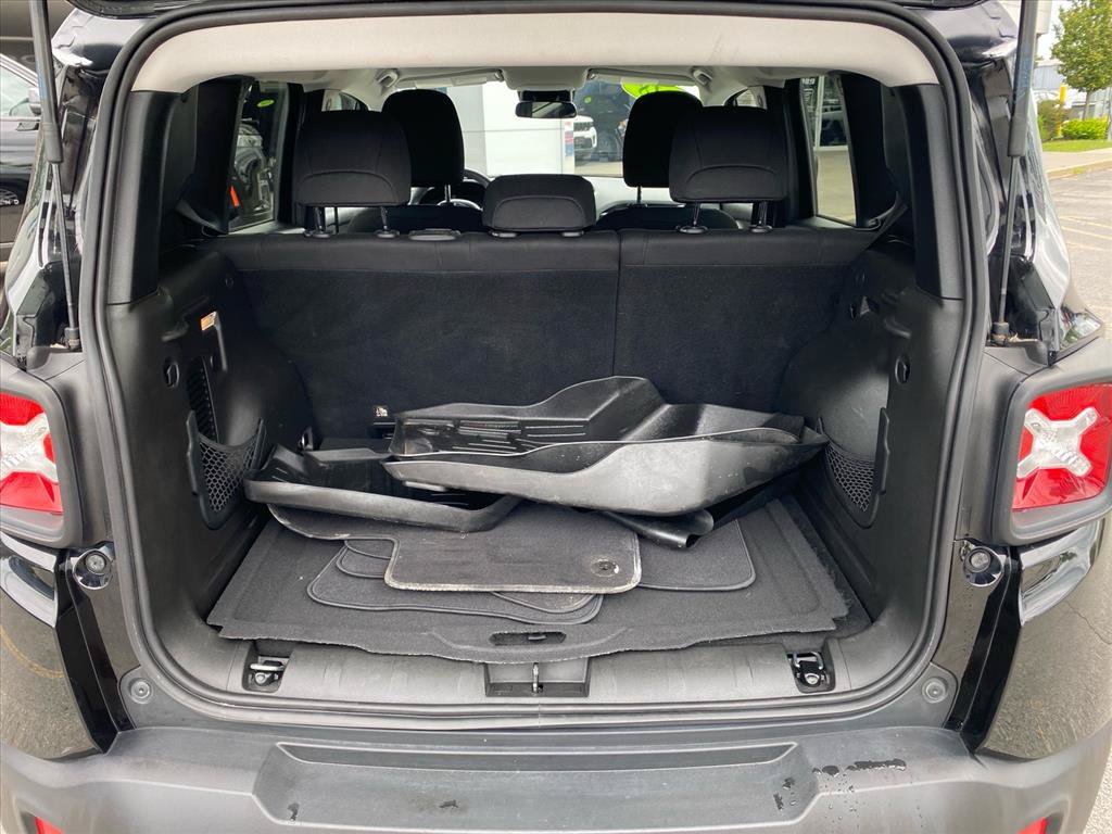 Used 2018 Jeep Renegade Latitude AWD/4WD image 21