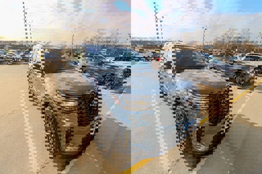 Used 2025 Ford Explorer ST-Line w/ ST-Line Street Pack image 2