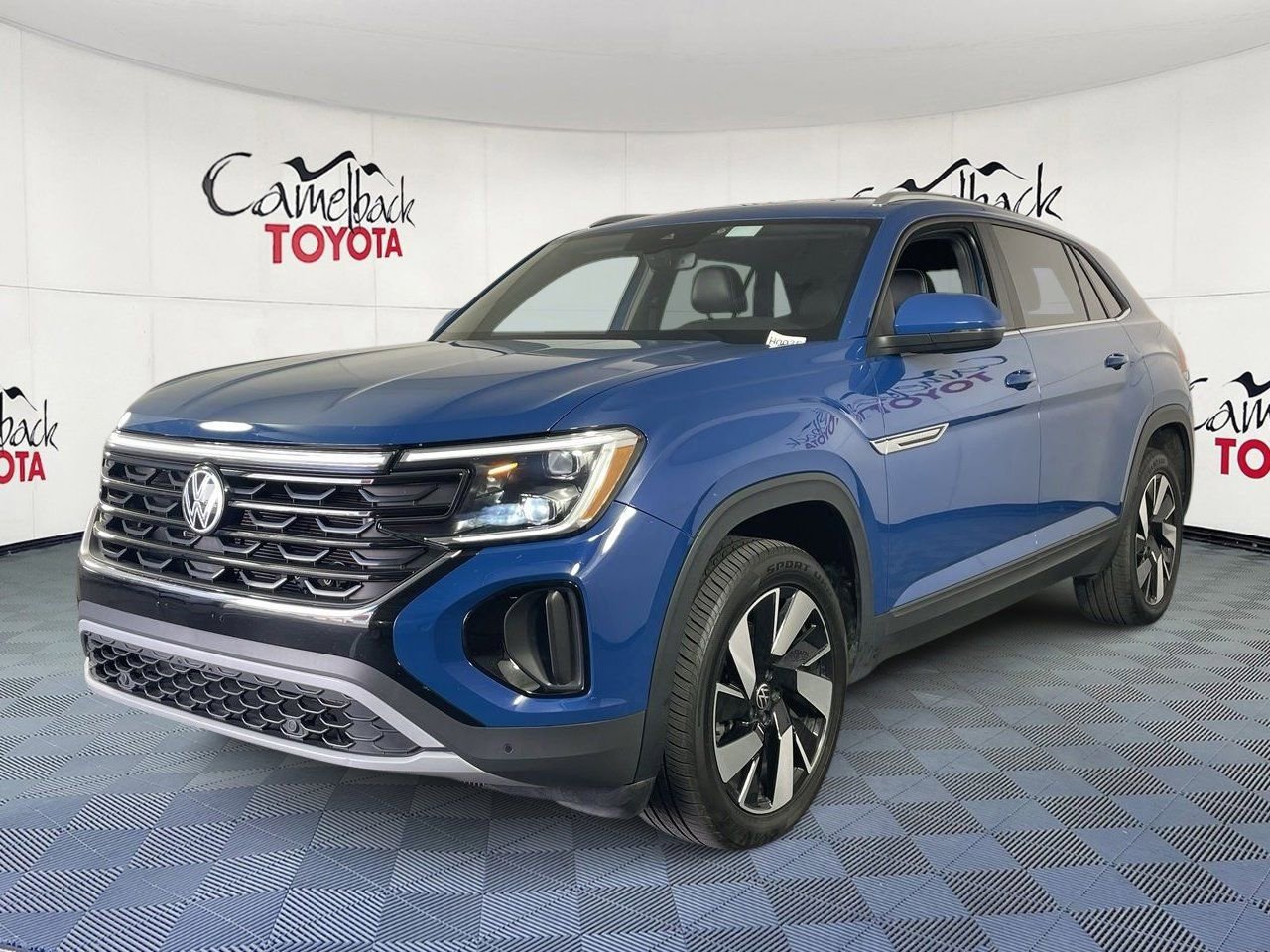 Used 2025 Volkswagen Atlas Cross Sport SE FWD image 2