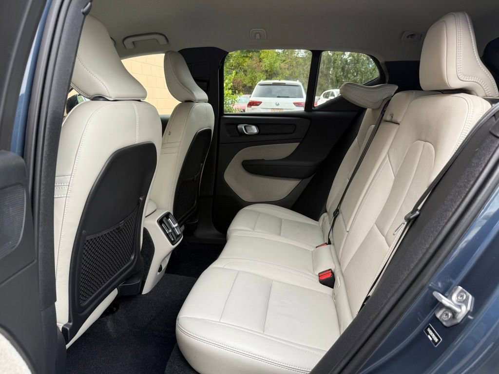 Used 2021 Volvo XC40 T5 Momentum w/ Premium Package image 14