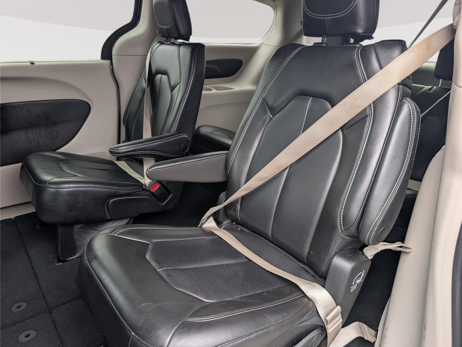 Used 2023 Chrysler Pacifica Touring-L FWD image 15