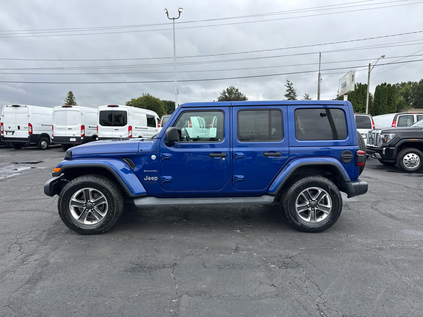 Used 2019 Jeep Wrangler Unlimited Sahara w/ Safety Group AWD/4WD image 2