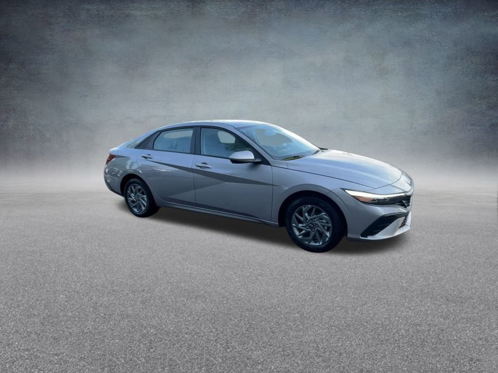 Used 2025 Hyundai Elantra Blue image 27