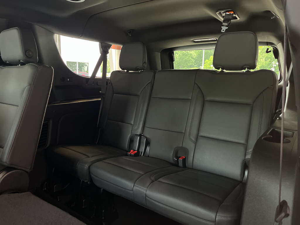 Used 2024 Chevrolet Suburban LT w/ Luxury Package RWD image 17