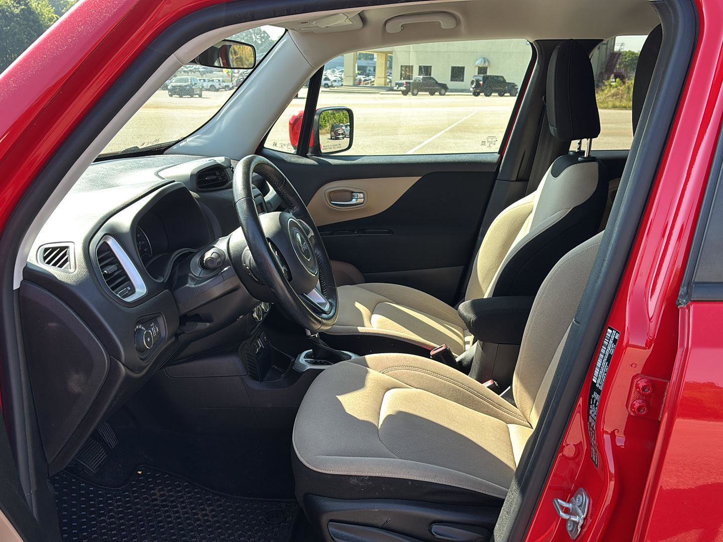 Used 2017 Jeep Renegade Latitude FWD image 10