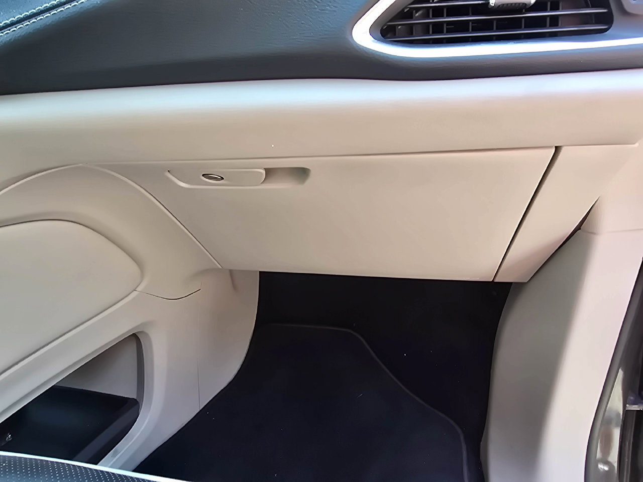 Used 2022 Chrysler Pacifica Limited w/ Uconnect Theater Family Group FWD image 34