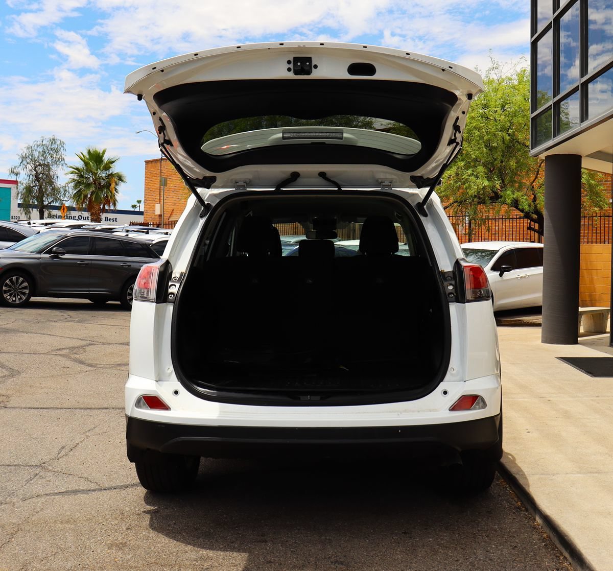 Used 2018 Toyota RAV4 LE w/ All Weather Liner Package FWD image 22