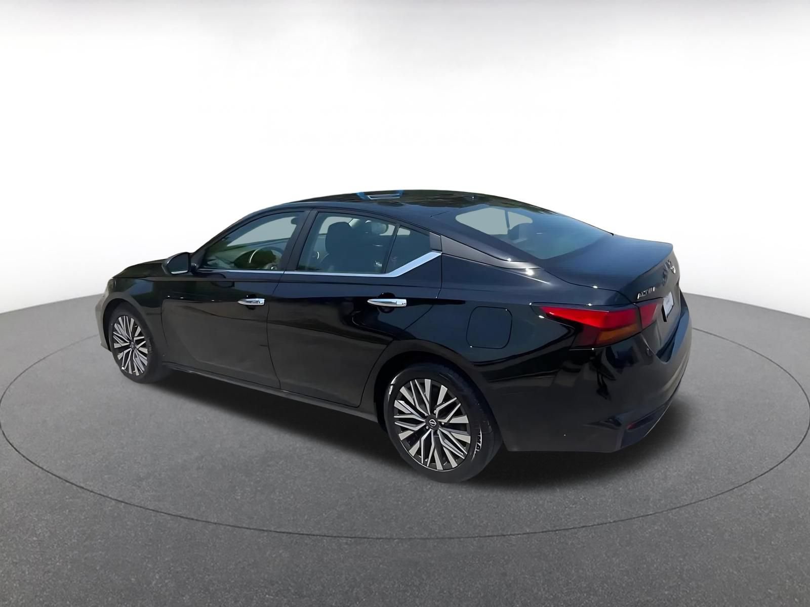 Used 2025 Nissan Altima 2.5 SV FWD image 10