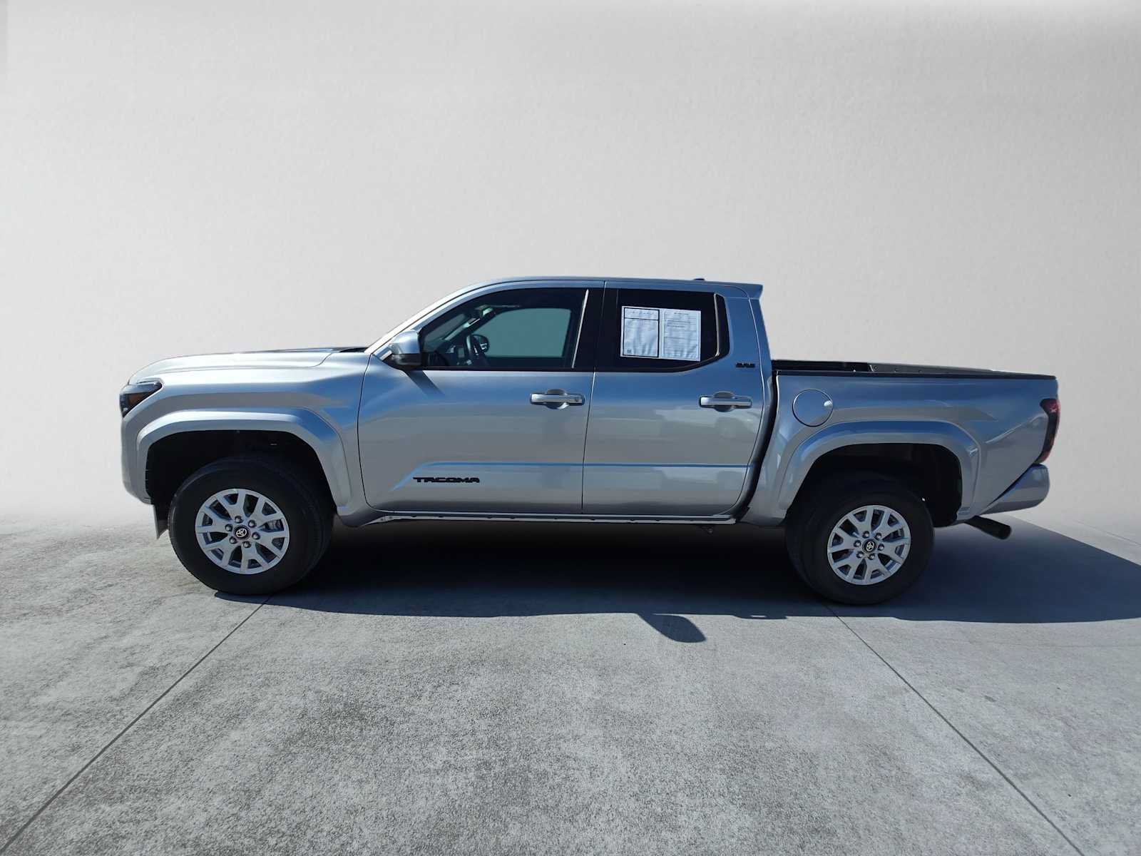 Certified 2025 Toyota Tacoma SR5 AWD/4WD image 6