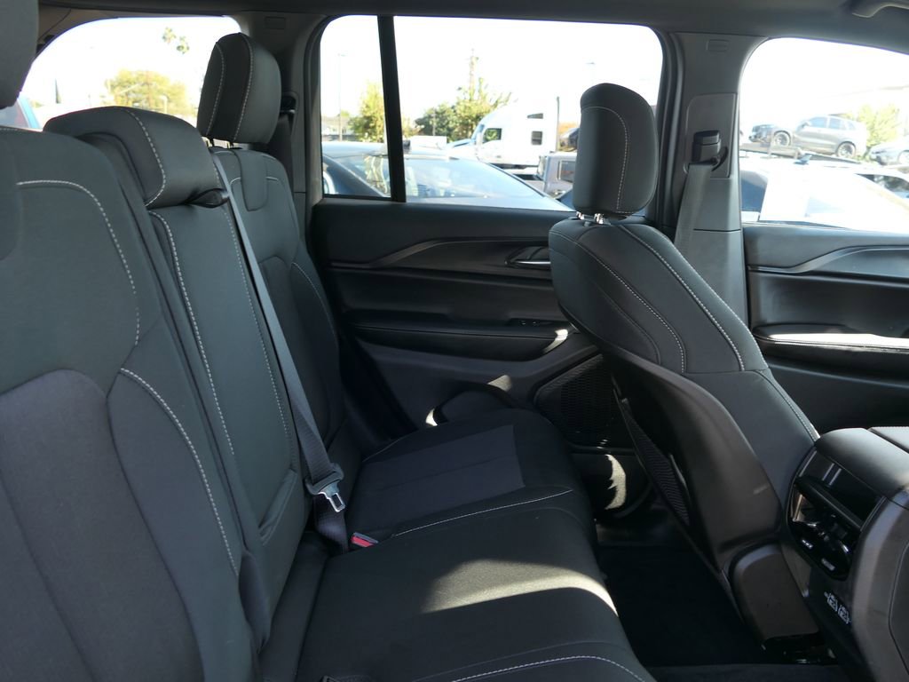 Used 2025 Jeep Grand Cherokee Laredo image 20