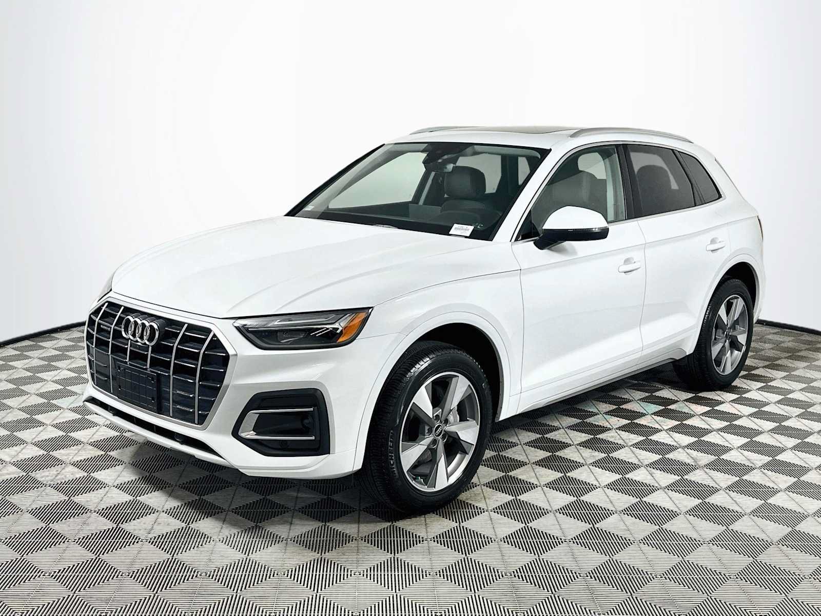 Certified 2023 Audi Q5 Premium AWD/4WD image 3