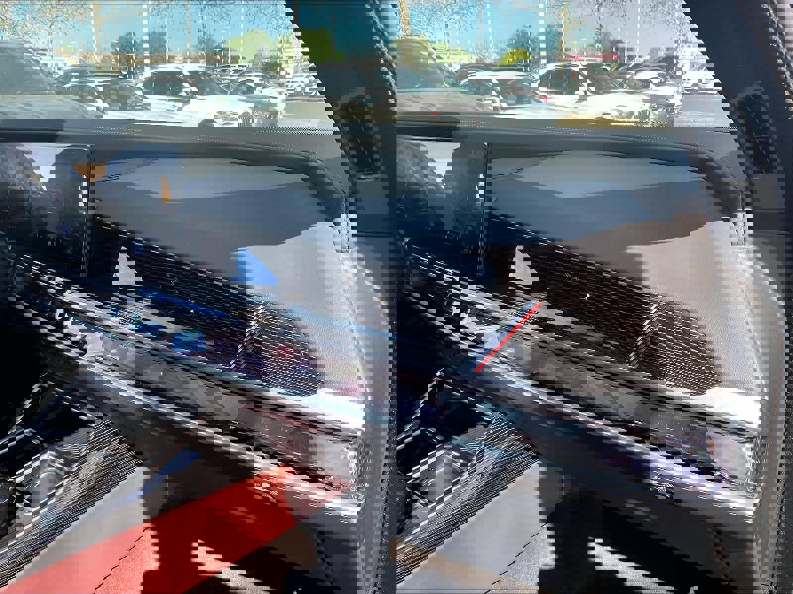 Used 2025 BMW 740i w/ Premium Package image 17