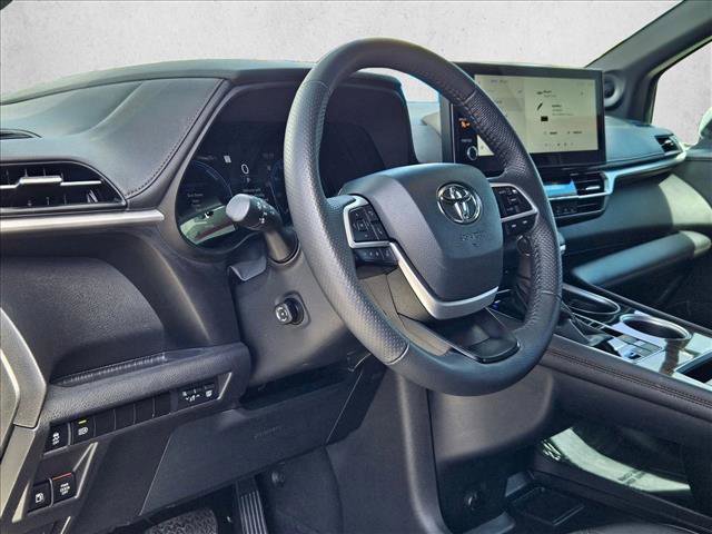 Used 2025 Toyota Sienna Limited image 10