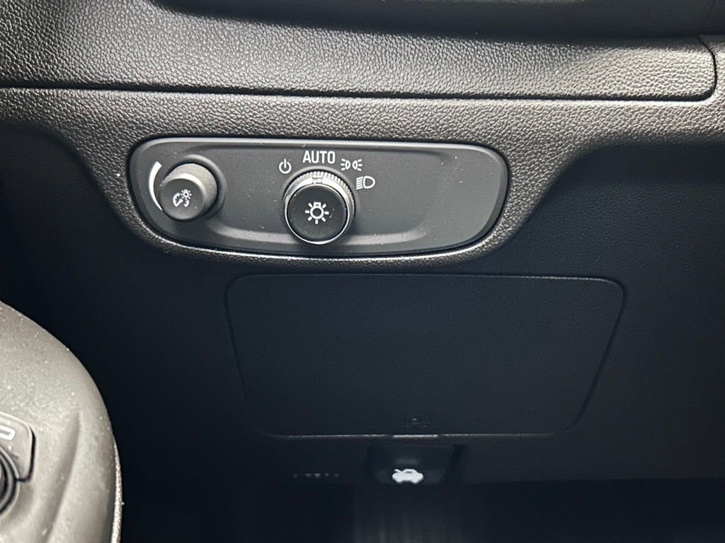 Used 2022 Chevrolet Bolt EUV LT w/ Convenience Package image 17