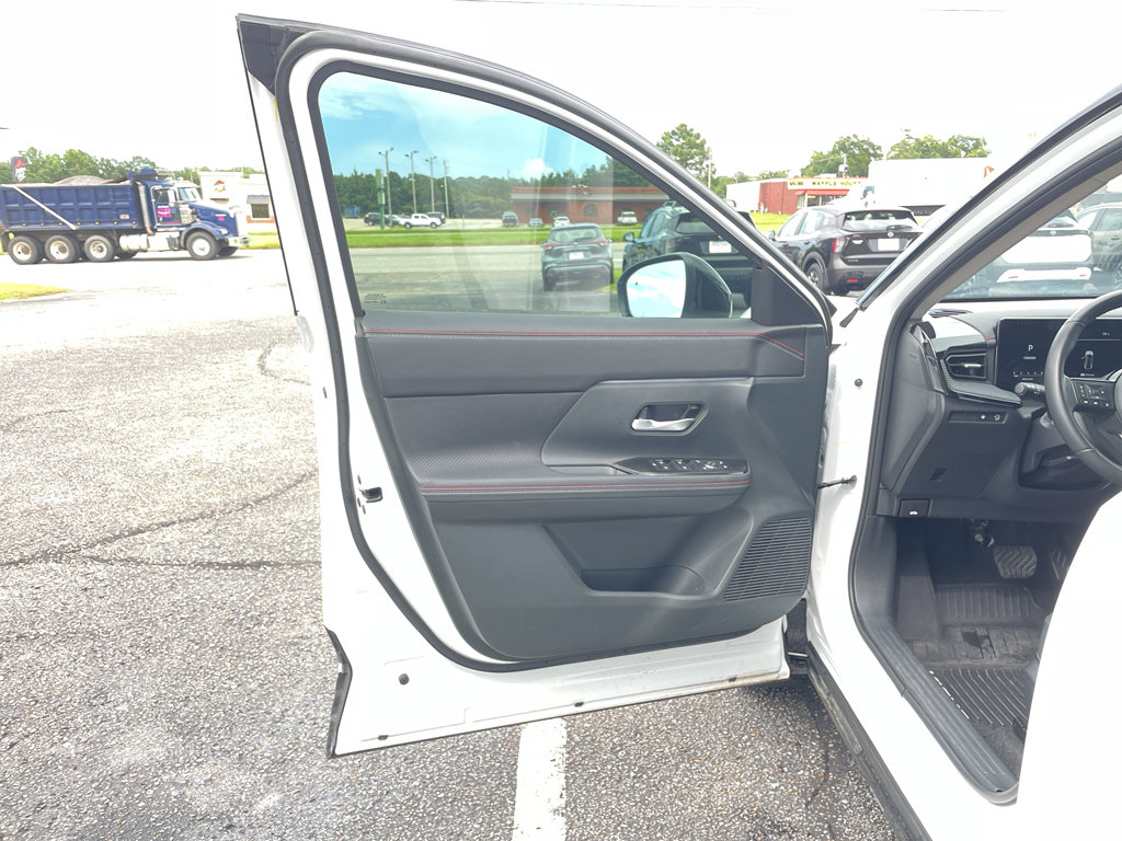 Certified 2025 Nissan Kicks SR image 8