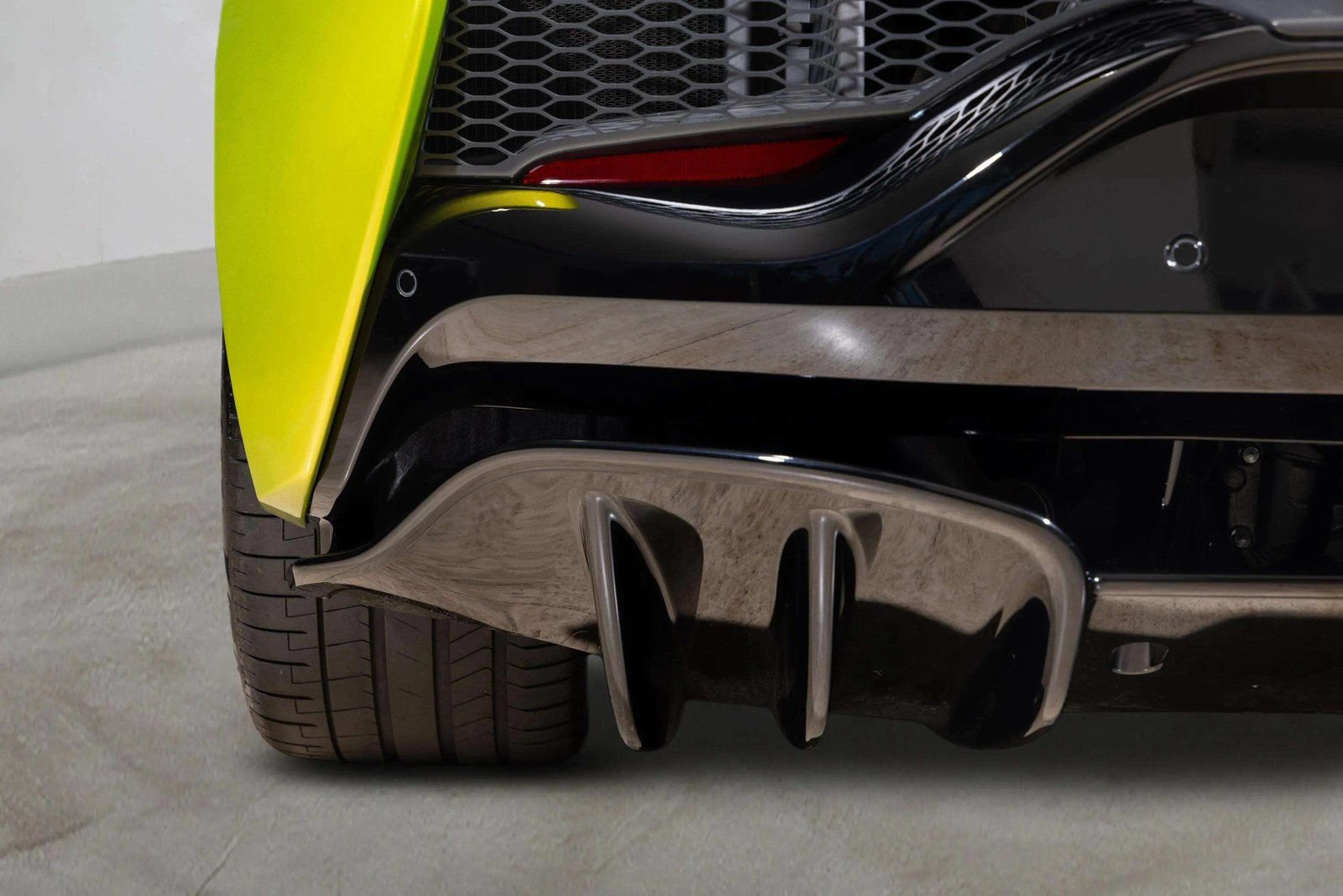 Used 2023 McLaren Artura RWD image 19