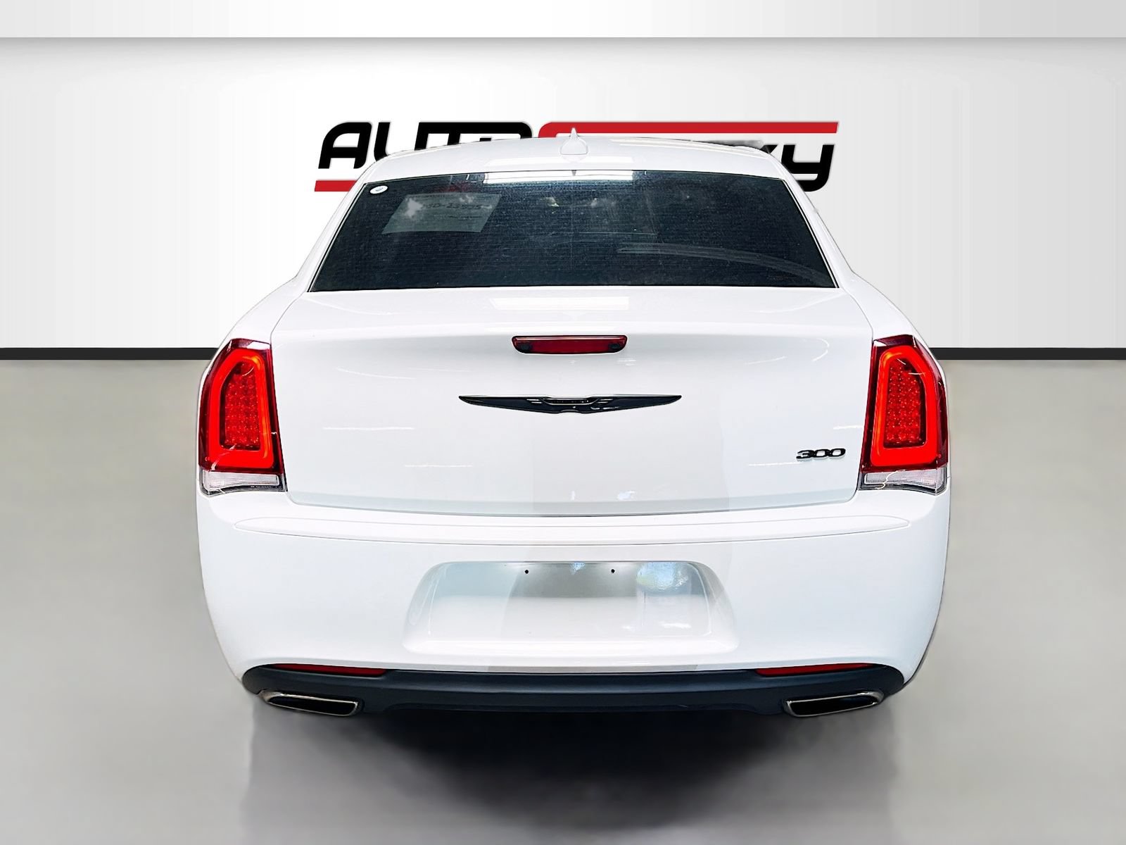 Used 2022 Chrysler 300 Touring w/ Sport Appearance Package RWD image 6
