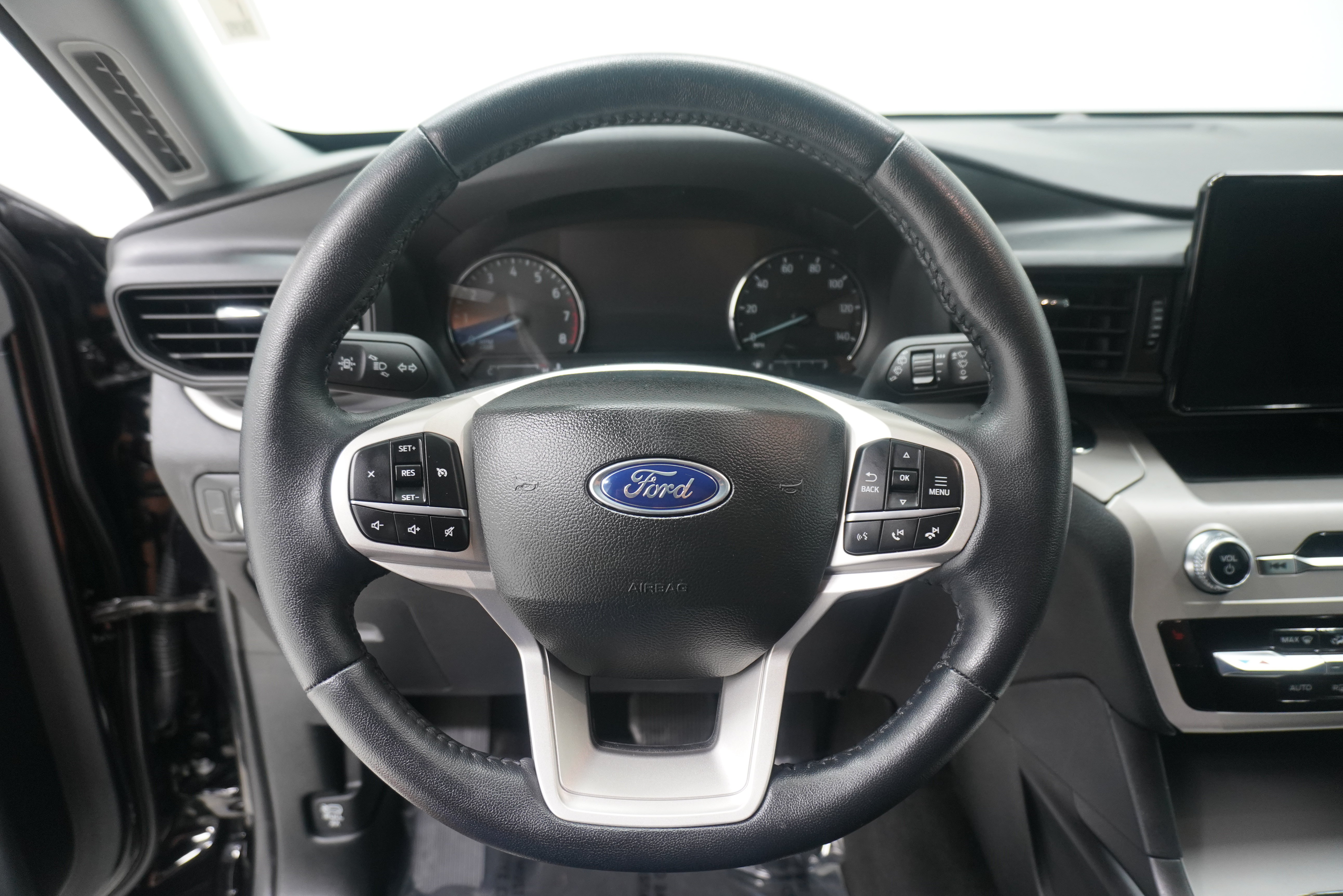 Used 2023 Ford Explorer XLT AWD/4WD image 17