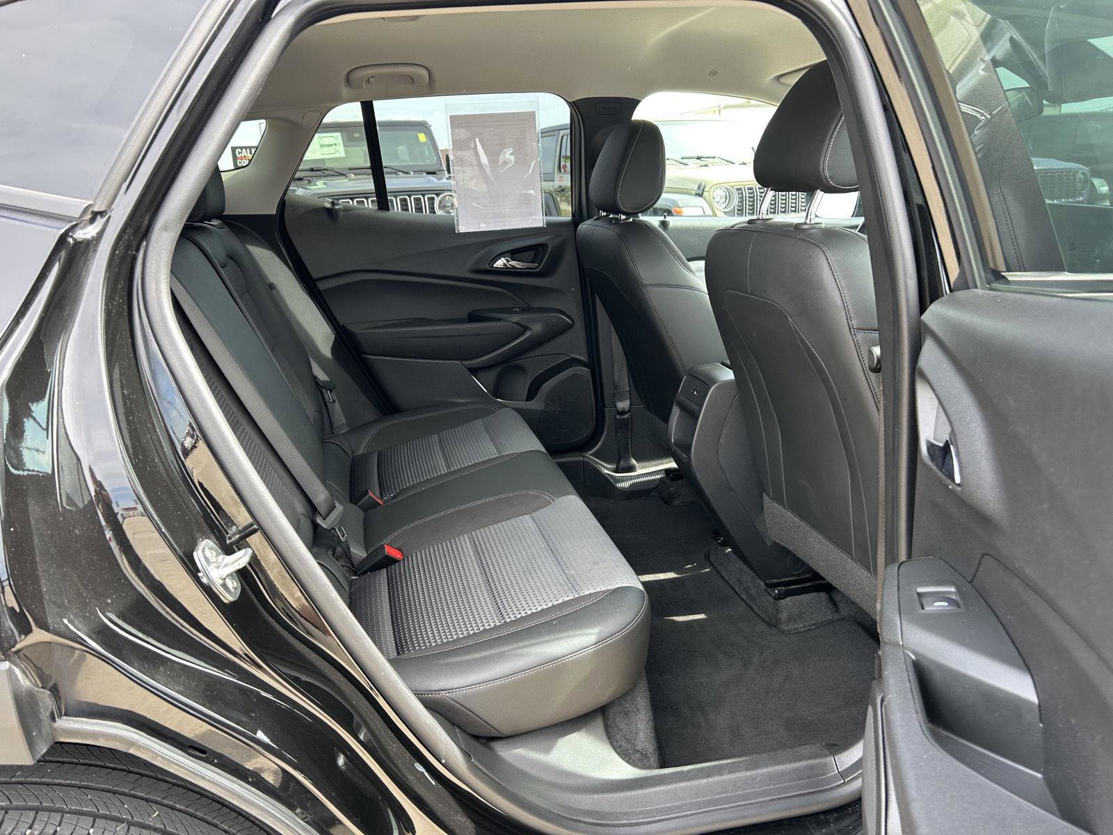 Used 2025 Chevrolet Trax LT w/ LT Convenience Package FWD image 27