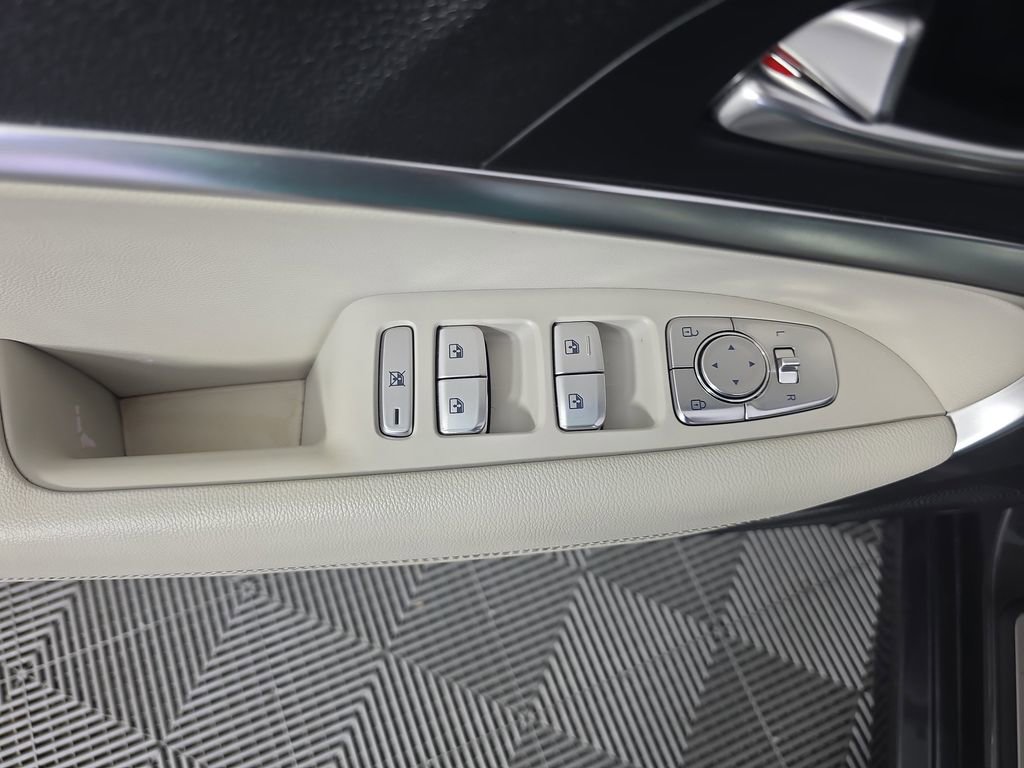 Used 2025 Genesis G70 2.5T image 18