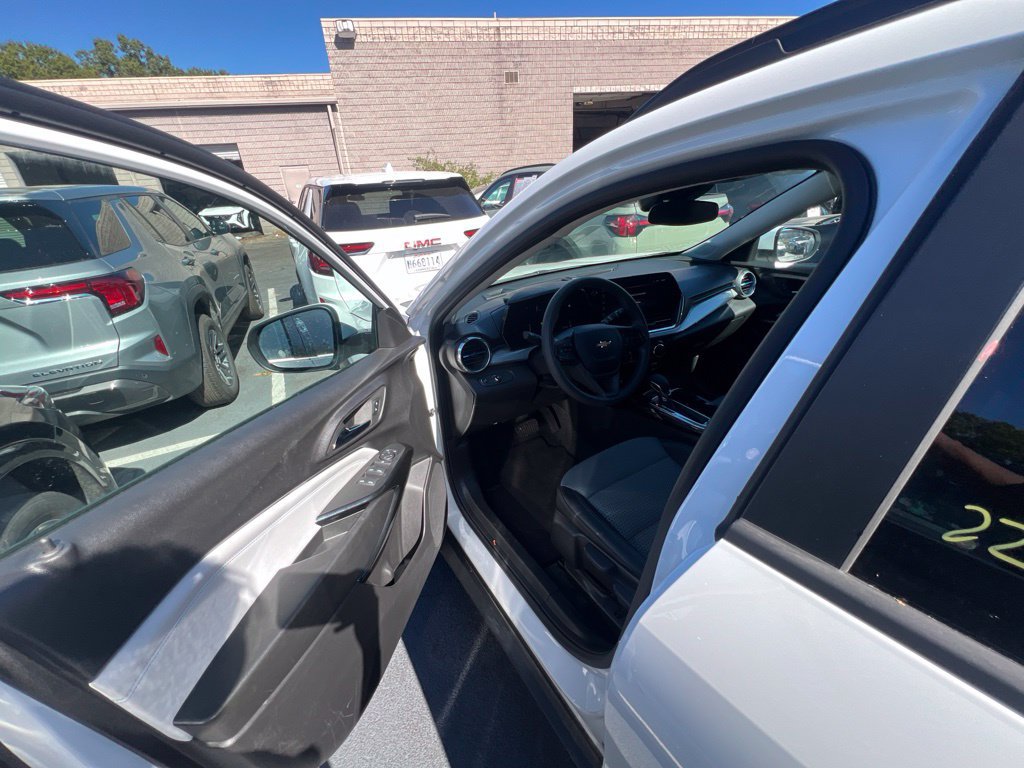 Used 2026 Chevrolet Trax LT FWD image 2