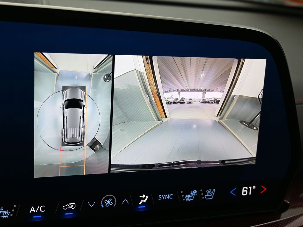 Used 2024 Chevrolet Traverse RS image 32