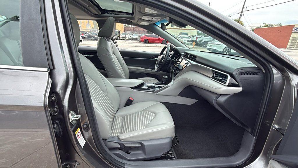 Used 2018 Toyota Camry SE w/ Moonroof Package FWD image 40