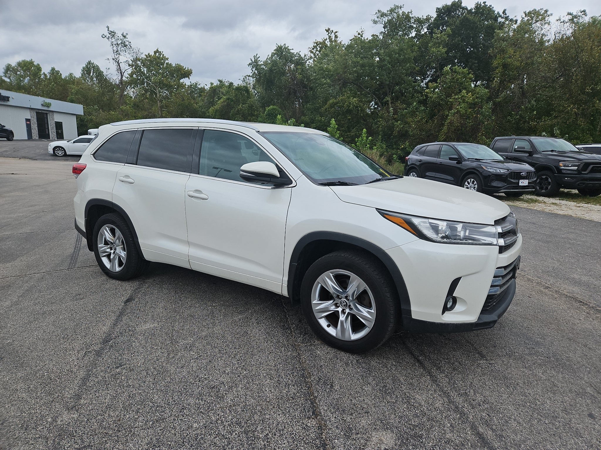 Used 2019 Toyota Highlander Limited AWD/4WD image 3
