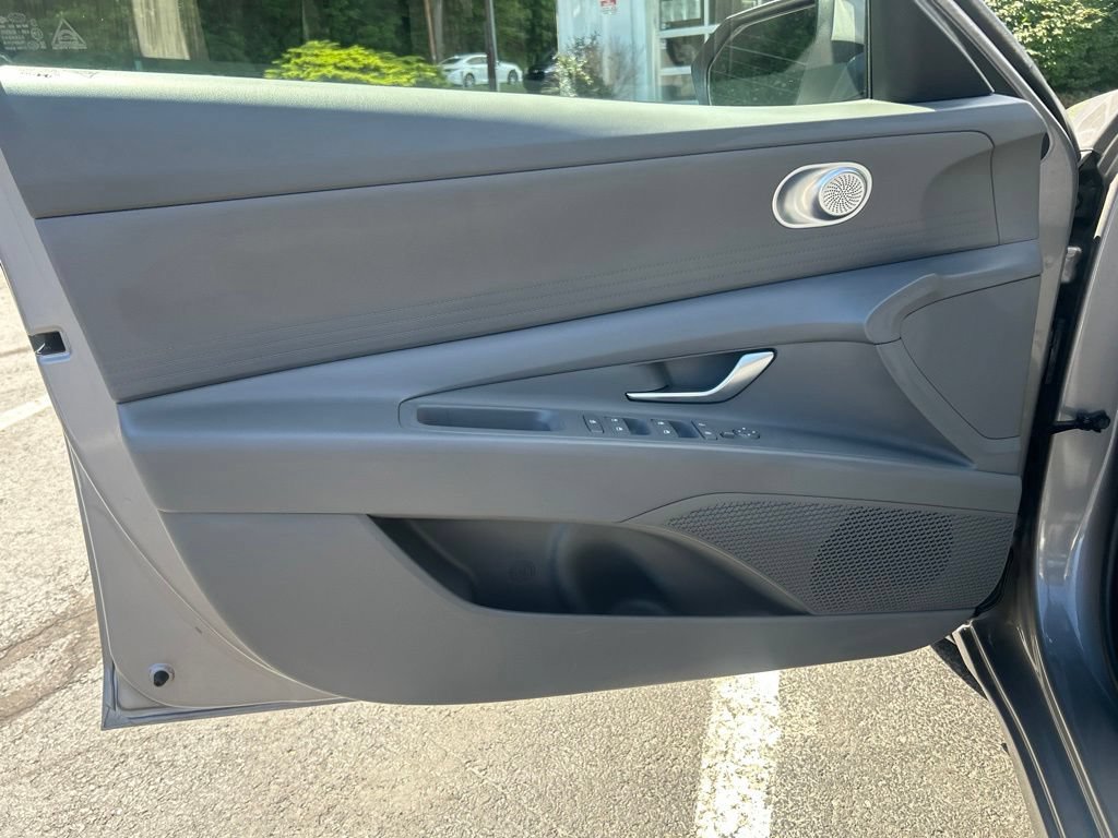 Used 2024 Hyundai Elantra SE FWD image 11