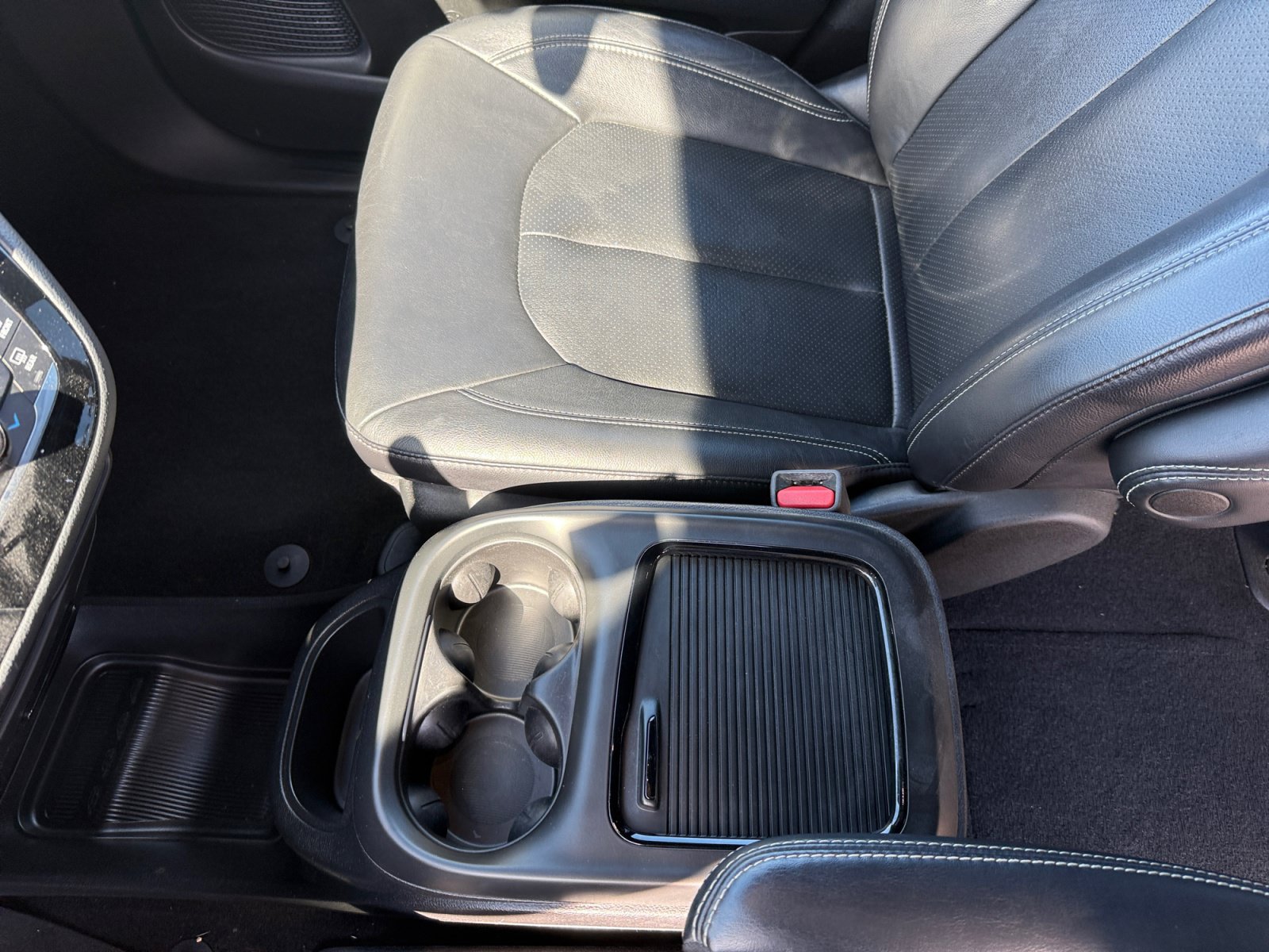 Used 2022 Chrysler Pacifica Touring-L w/ Uconnect Theater Family Group FWD image 14