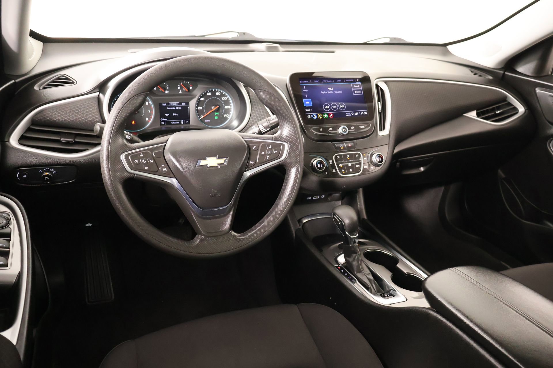 Used 2024 Chevrolet Malibu LT FWD image 2