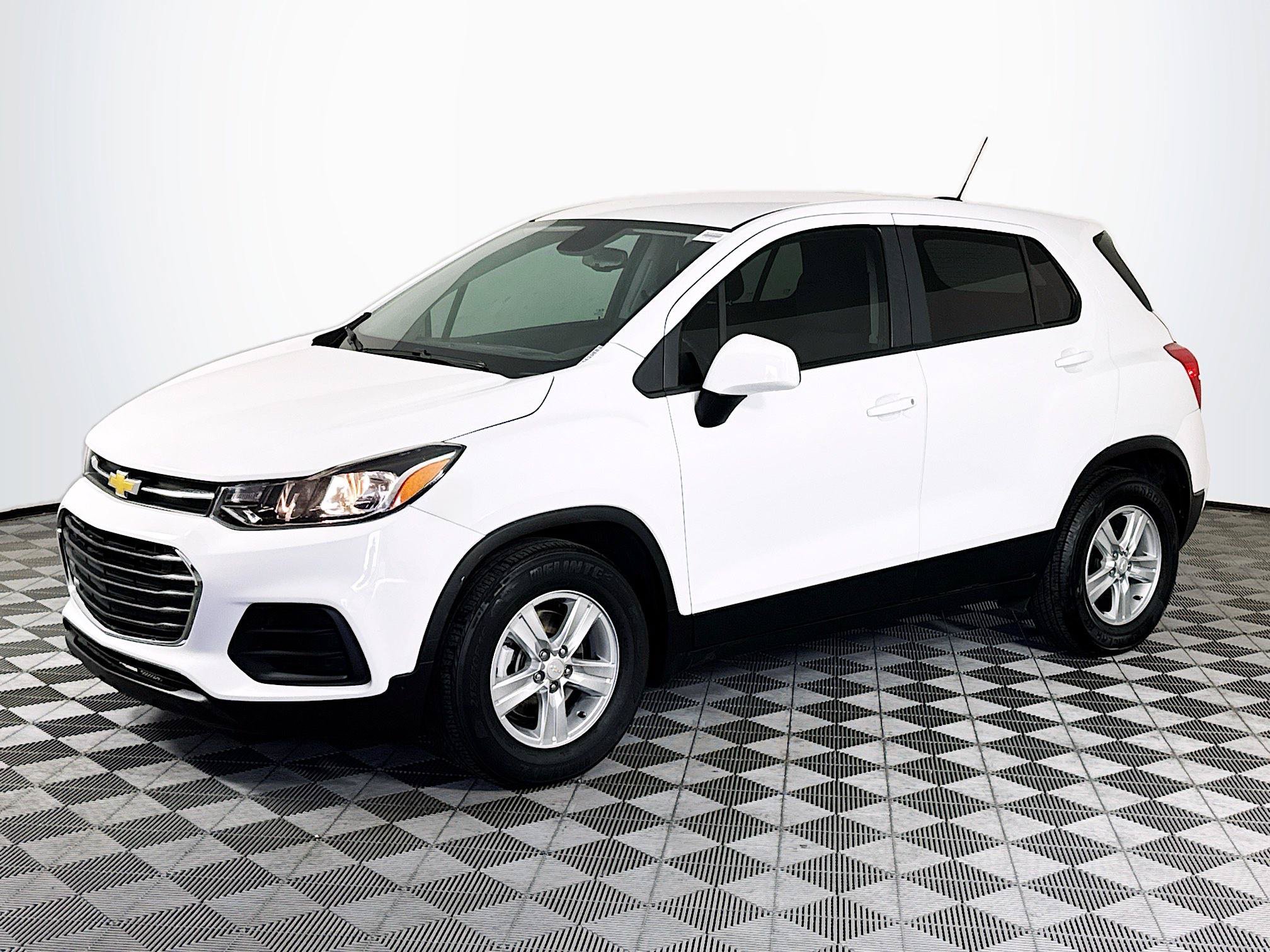 Used 2022 Chevrolet Trax LS w/ Tint and Cruise Package FWD image 4