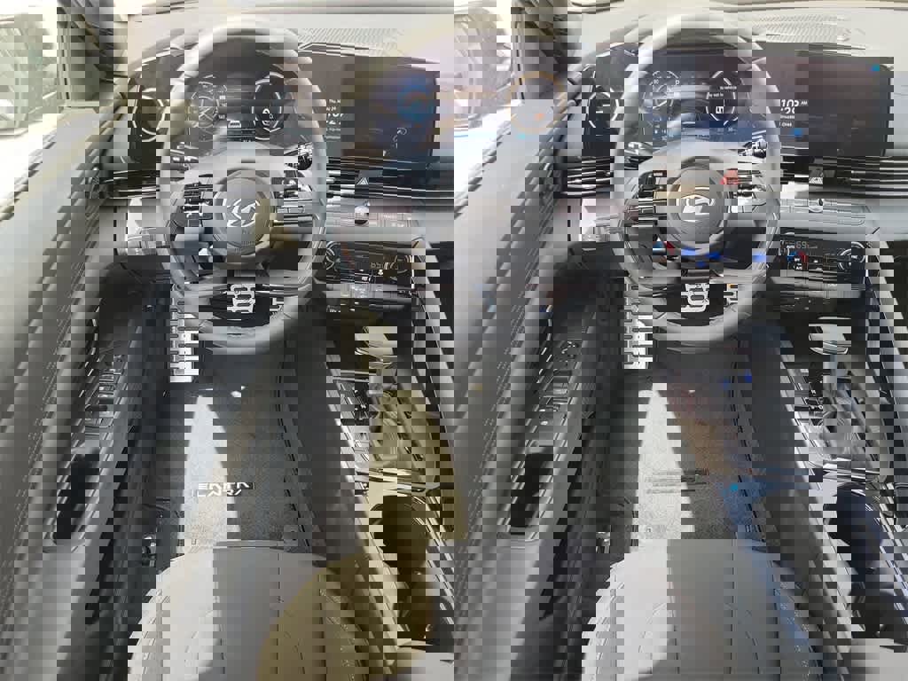 New 2025 Hyundai Elantra SEL image 14