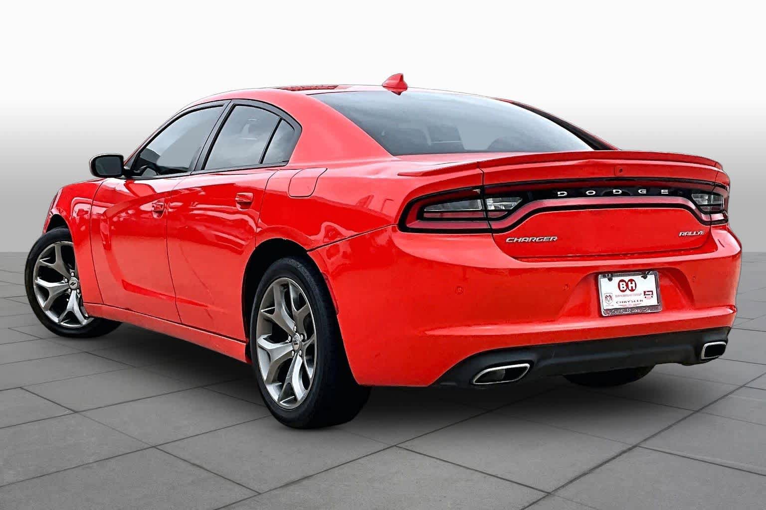 Used 2017 Dodge Charger SXT w/ Plus Group RWD image 9