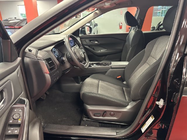 Used 2024 Nissan Rogue SV AWD/4WD image 10