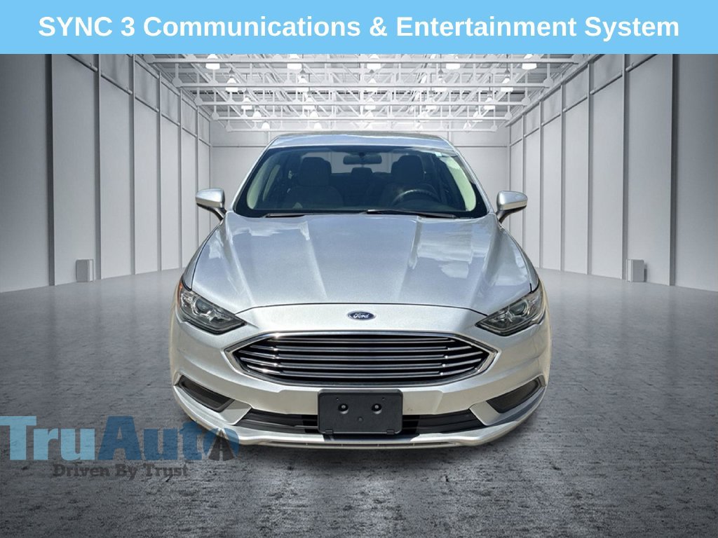 Used 2018 Ford Fusion SE w/ Fusion SE Technology Package FWD image 2