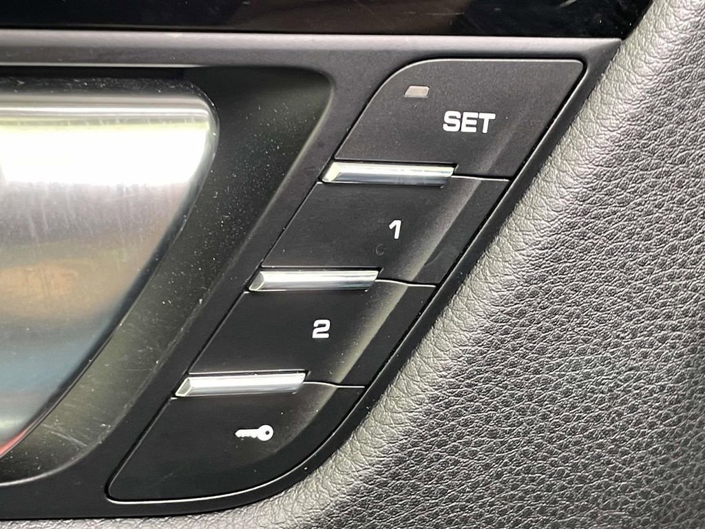 Certified 2023 Porsche Macan AWD/4WD image 37
