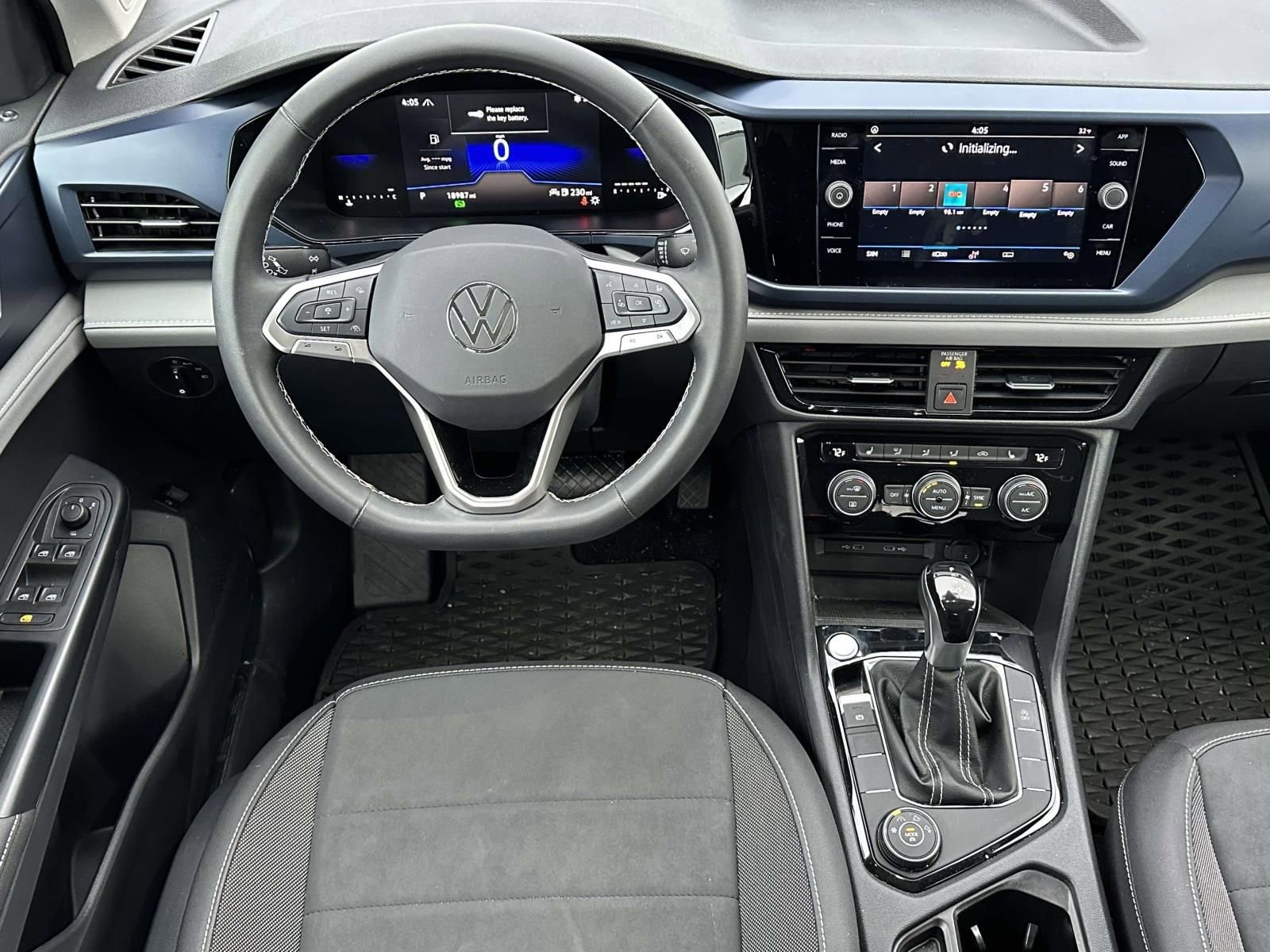 Used 2024 Volkswagen Taos SE w/ Panoramic Sunroof Package image 8