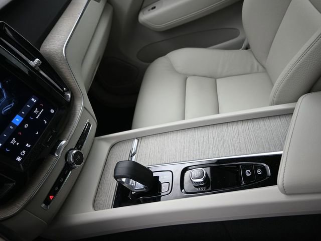 Used 2023 Volvo XC60 B5 Plus w/ Protection Package Premier image 21