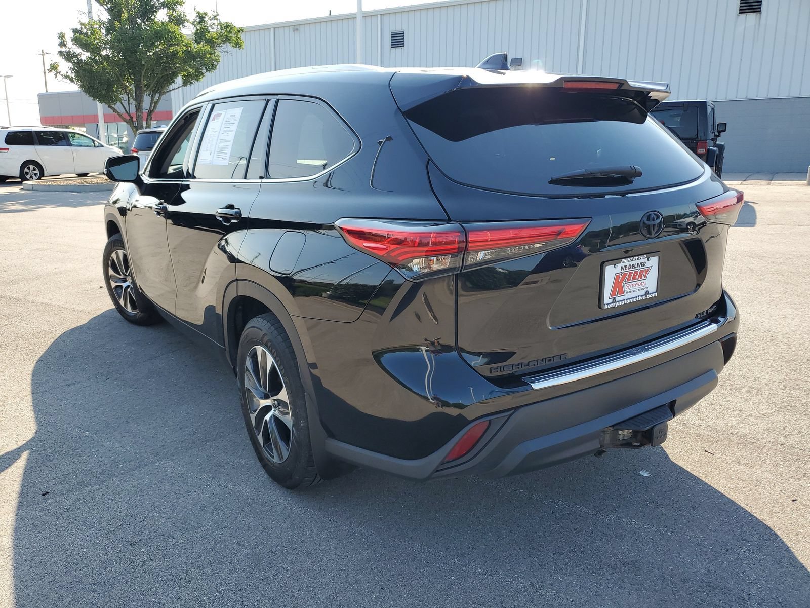 Used 2020 Toyota Highlander XLE AWD/4WD image 3