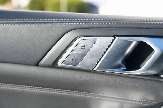 Used 2020 BMW X7 M50i w/ Dynamic Handling Package image 32