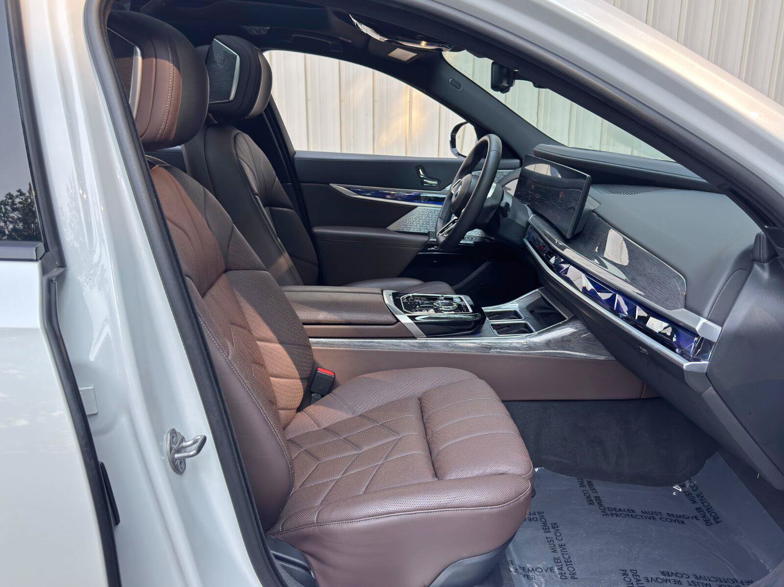 Used 2023 BMW i7 xDrive60 w/ Executive Package 2 AWD/4WD image 15