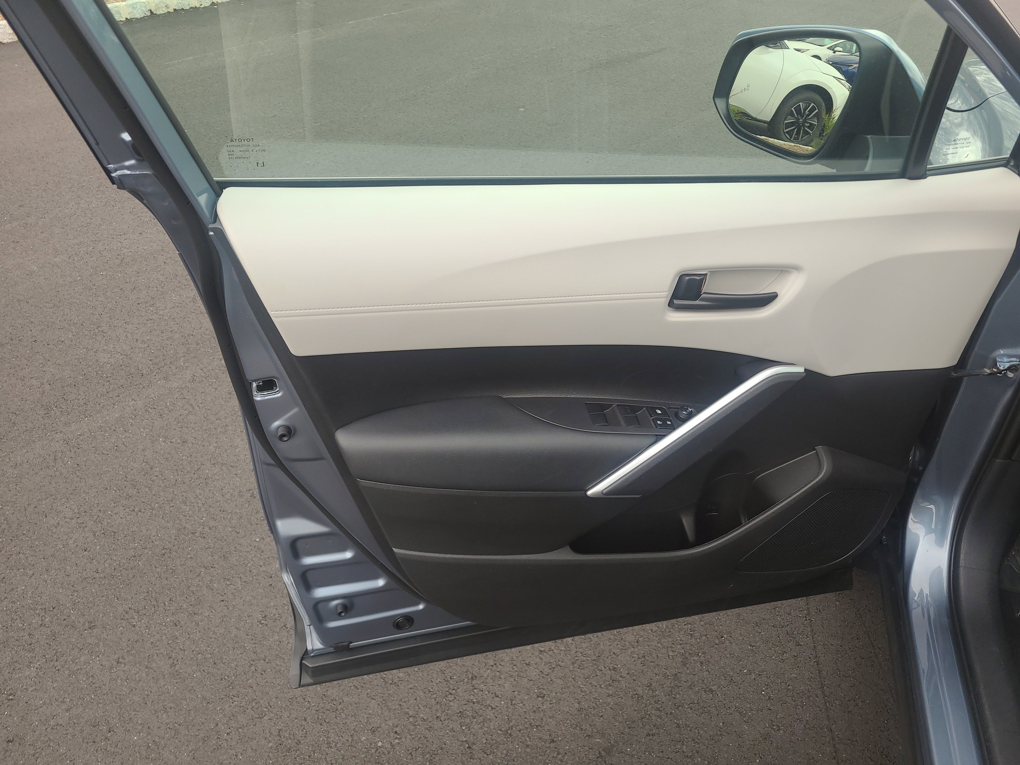 Certified 2024 Toyota Corolla Cross LE w/ Moonroof Package image 14