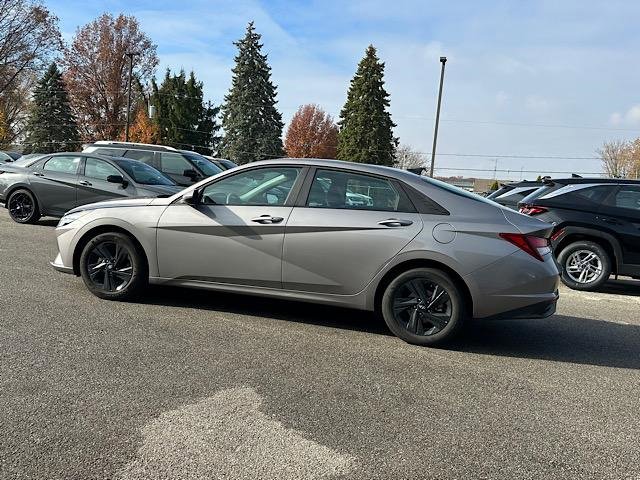 Used 2023 Hyundai Elantra SEL w/ Cargo Package image 4
