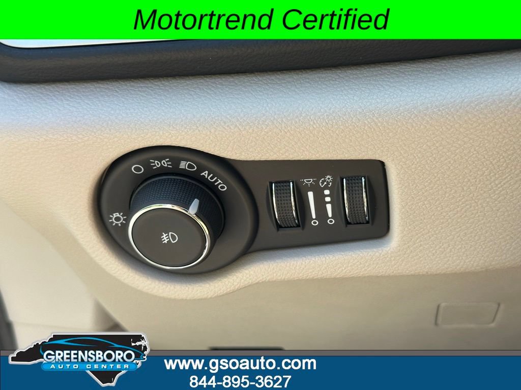 Used 2024 Chrysler Pacifica Touring-L FWD image 31