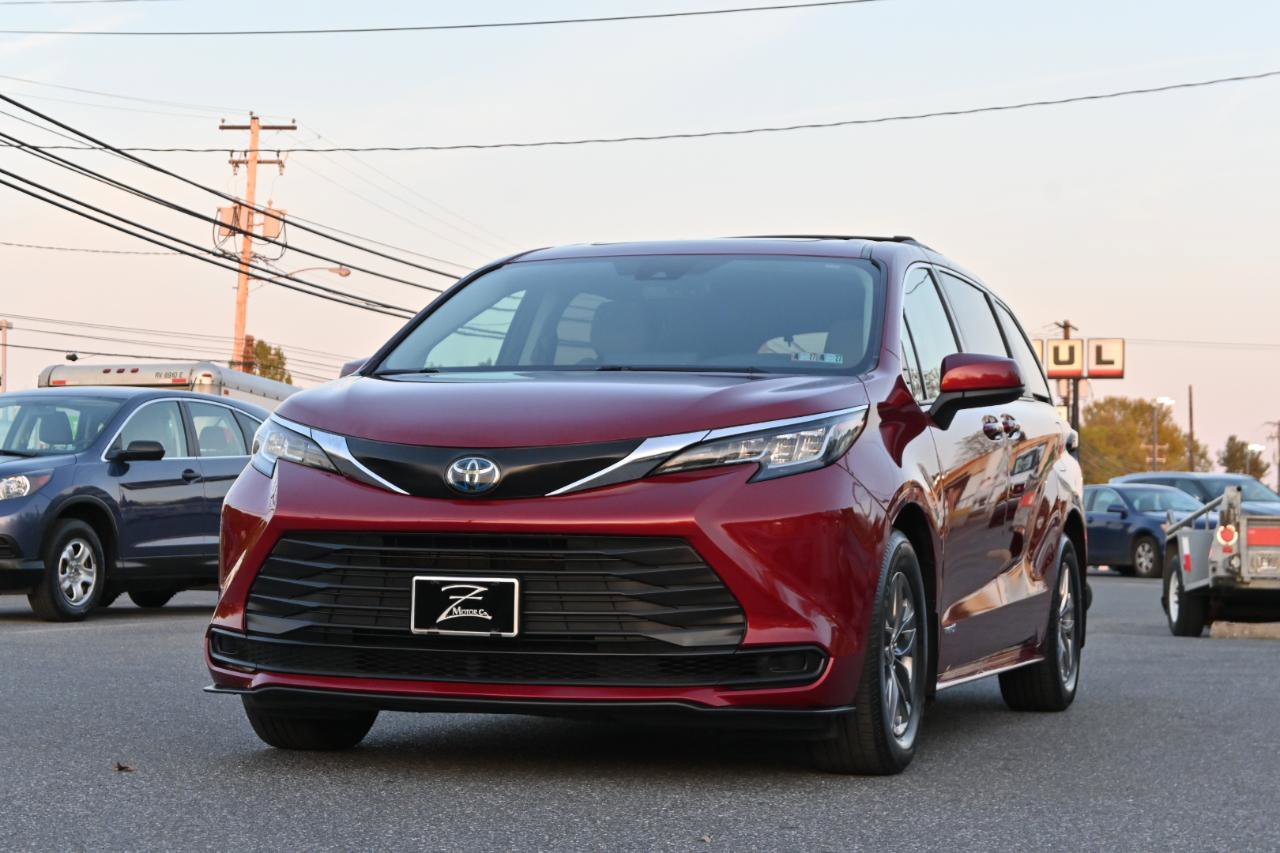 Used 2021 Toyota Sienna LE w/ LE Plus Package FWD image 4