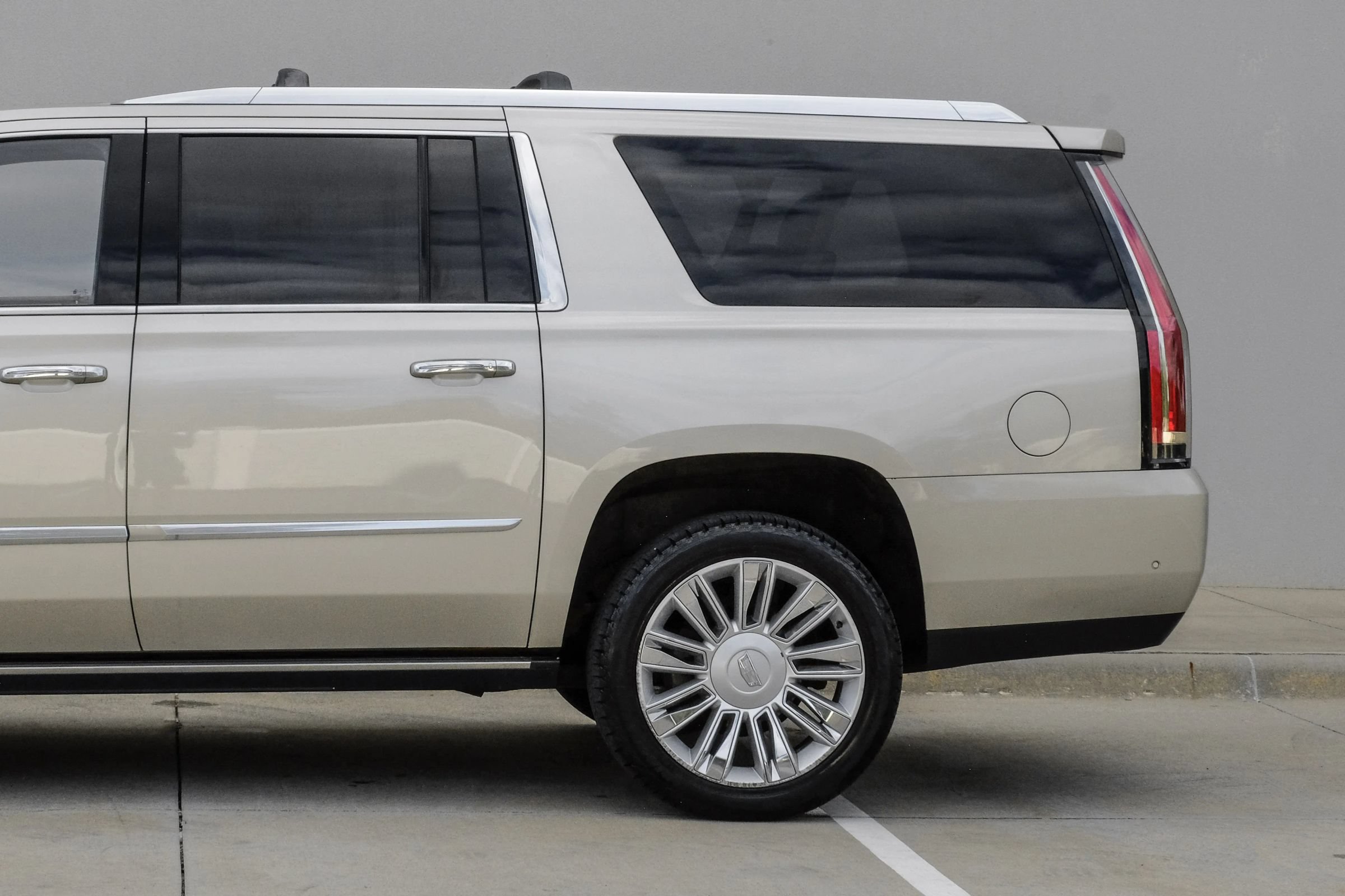 Used 2017 Cadillac Escalade ESV Platinum AWD/4WD image 10