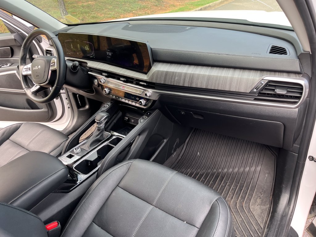 Used 2024 Kia Telluride EX w/ EX Captain's Chair Package FWD image 17